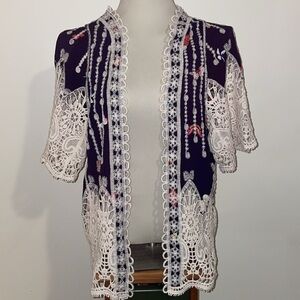 London Kaye Short Sleeve Crocheted Lace & Embroidered‎ w butterfly pattern.